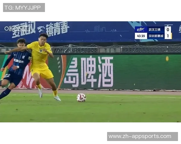 杨一鸣肘击被红牌罚下新鹏城领先后遭遇人数劣势