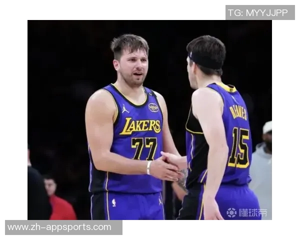 詹姆斯本赛季表现低迷球权到手立刻传给东契奇 詹姆斯本赛季表现低迷球权到手立刻传给东契奇